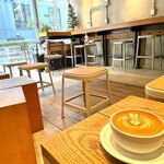 ストリーマー コーヒーカンパニー - 店内カウンター席とカフェラテ