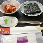 味楽亭 - 石焼きビビンバランチにつく韓国海苔とキムチ