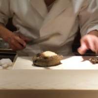 海味 - 大きな鮑に包丁が入ります