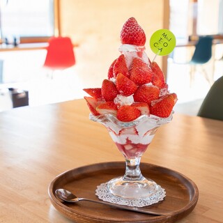 Enjoy a luxurious parfait made with fresh, ripe strawberries. Morning breakfast also available◎