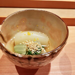 日本料理 永代 - 箸休めに。蕪。これは結構キンキンに冷えていた。