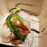 日本料理 永代 - 中身はお刺身でした。烏賊がやばい。お刺身の中では一番。