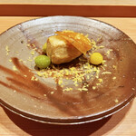 日本料理 永代 - 急に登場したこれ。うますぎた。里芋をあげている。銀杏もうまい。