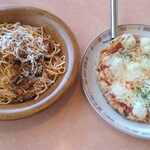 Saizeriya - ナスのミートソーススパゲティとバッファローモッツアレラのピザ