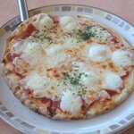 サイゼリヤ - バッファローモッツアレラのピザ
