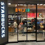 Starbucks Coffee - お店の外から空席の状況が良く分かるので、使い勝手が良いと思います。