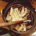 地酒喝采 かも蔵 - 今が旬のきのこ鍋。シャキシャキした食感が楽しく、酒の肴としてもヘルシーだ