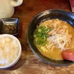 Genkotsu Ramen - げんこつラーメン鶏天セットの鶏天以外