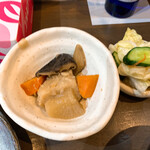 家庭料理居酒屋 よってって - 煮物も旨い！これは八つ頭かな？