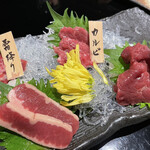 新九 栄本店 - 馬刺し全種盛り合わせ