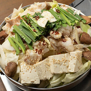 Enjoy the taste of Kyushu with "Satsuma chicken" directly delivered from Kagoshima in Motsu-nabe (Offal hotpot)!