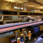 回し寿司 活 活美登利 - レーンの中で職人さんが握ってくれて提供される