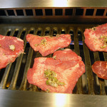 寿寿 - 網の上で焼かれる　寿寿盛のタンとハラミ