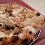 真鶴ピザ食堂 KENNY - 本日の気まぐれピザ（色々なきのことツナといぶりがっこ）（アップ）（2021.11）