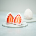 フルーツ大福 まる姫 - 大粒の苺をなめらかな白餡で包んだやさしい味わいの苺大福