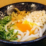 はなまるうどん - 温玉ぶっかけ(小)320円 ちくわ磯辺揚げ110円