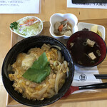 Nouson resutoran sugabatake - 虎千代鶏の親子丼定食（税込み１０００円）