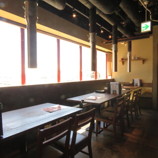 外の景色を眺めながらお食事が楽しめる♪