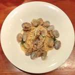 トラットリア フィオリトゥーラ - パスタセット 1000円 のアサリとレタスのオイルソース