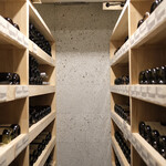 CAVE A VINS L'ESPRIT DE CHEVALIER - ワインの熟成に適した「大谷石」が壁面にあしらわれたこだわりのセラー