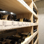 CAVE A VINS L'ESPRIT DE CHEVALIER - ワインの熟成に適した「大谷石」が壁面にあしらわれたこだわりのセラー