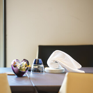 Aesthetics are present in every detail of the restaurant, from the cutlery to the interior tiles