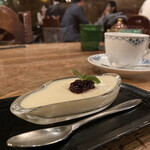 COFFEE HALL くぐつ草 - ケーキセット　　　　1200円
            （自家製レアチーズケーキとブレンドコーヒー）