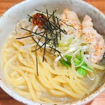 The aroma of Japanese dashi!! Rich white soup "Chicken salt ramen"