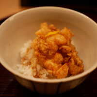天 よこた - 天丼
                プリッとした海老は酢橘の香りを纏い、粒感の良いお米にはさらっと甘めのタレが絡んで旨味を面白いほど膨らませる！