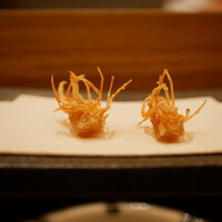 天 よこた - 海老の足
                エアリーな食感から伝える海老の風味と存在感。
