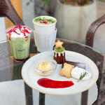 TRIBECCA CAFE - ストロベリー抹茶フラッペ、抹茶ラテ、クリスマスプレート