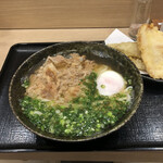 Honkakuha Hakata Udon Hasida Taikiti - たい吉（肉うどん、温玉、ごぼう天、かしわ天）¥950