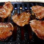 赤のれん - お肉を焼いております。