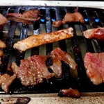 赤のれん - お肉を焼いております。