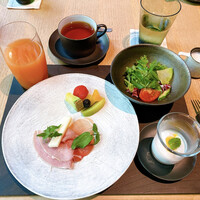 ザ リビング パビリオン by アマン  - ウエスタンブレックファスト
                    谷井農園のフルーツジュース　清見オレンジ
                    季節野菜のサラダ 水尾柚子のドレッシング
                    ヨーグルトと季節のフルーツ
                    本日の国産チーズ　シャルキュトリー
                    