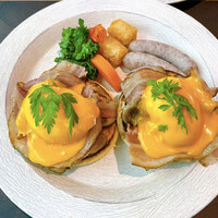 ザ リビング パビリオン by アマン  - エッグベネディクト　カワキタ屋のベーコンとソーセージ　キノコソテー　オランデーズソース　イングリッシュマフィン