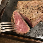 Yappari Suteki - 赤身ステーキの断面。レア過ぎてショック！
