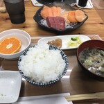 がんねん - c)生本マグロ、サーモン、ホタテお刺身定食1180円