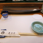 寿司栄 - カウンターのセッティング