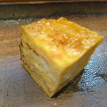 寿司栄 - 焼物　黄身と白身を交互に重ねた玉子焼き