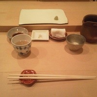 鮨 よし田 - 酒器も凝ってます。