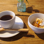 スパイスカフェ - かきカレー(1650円)のコーヒーとキャラメルムース