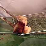 登喜和鮨 - ノドグロの皮目を炭で炙っています