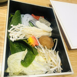 京都 瓢喜 - 野菜は蓮根、もやし、白菜、ほうれん草、椎茸、マロニー、蒟蒻二種と紅葉色のなんか？