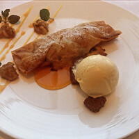 代官山ASO チェレステ 二子玉川店 - 紅玉とレーズンのシュトゥルーデル バニラアイス添え
                    Apple and raisins strudel with vanilla ice cream