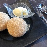 中国飯店 - 揚げ胡麻団子 バニラアイスを添えて