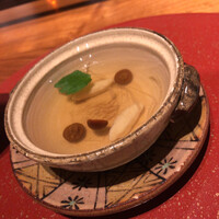 あひ鴨一品 鳥安 - 鶏笹身の団子、三つ葉、なめこ、さらし葱