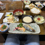 かみ山 - 焼き魚定食　塩鮭、塩鯖、天麩羅、サラダ、煮物、トロロ、漬物、味噌汁、麦飯