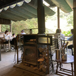 再度山荘 - ストーブが暖かい。