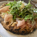 再度山荘 - 生ハムとルッコラのピザ